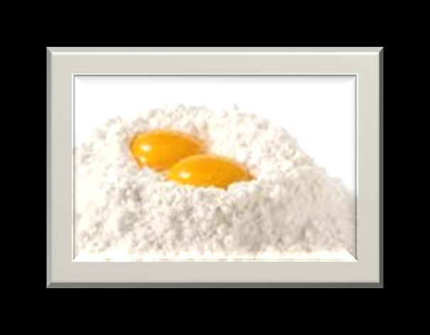 Preparazione pasta (sarà la stessa per tutte e tre le ricette) Setacciare sulla spianatoia la farina a fontana, formare un incavo nel centro e rompervi dentro le uova.