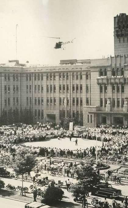 1958 Kyoto: Citizen realizza il primo orologio shock proof -Parashocked effettua una dimostrazione pubblica della sua