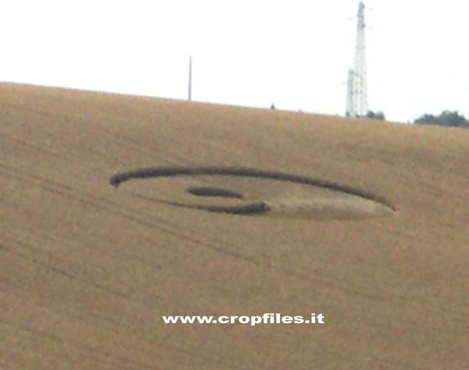 26 Giugno 2008: Polverigi (Ancona) Il secondo crop marchigiano di questo 2008 è sempre in provincia di Ancona, visibile da via della Quercetta, andando da Rustico verso Polverigi.