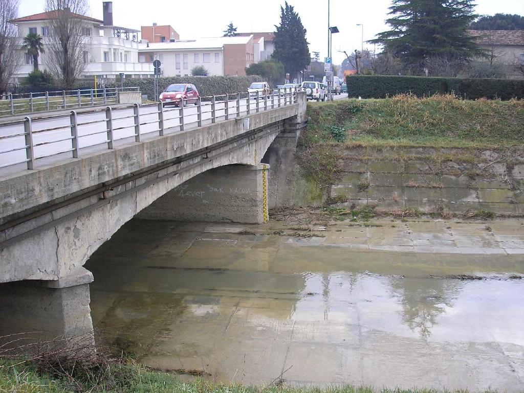 SI06 IMMAGINI\SI06.JPG RIMINI VILLAGGIO AZZURRO TORRENTE AUSA POSTA SUL PILONE IN C.A. DEL PONTE STRADALE SUL DEVIATORE.