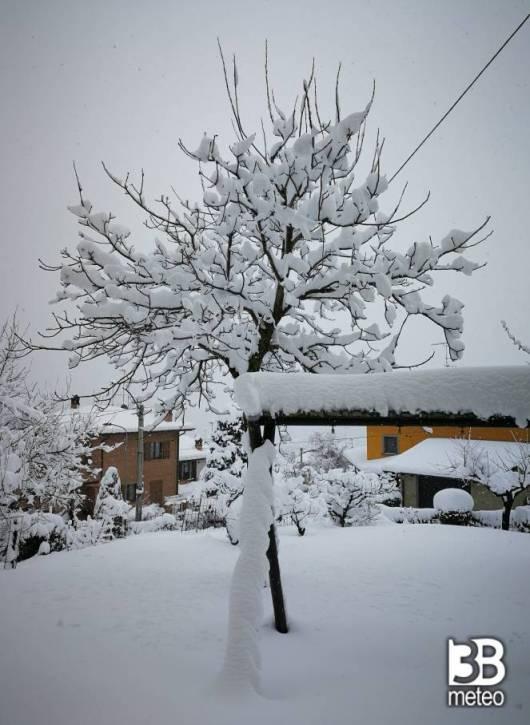 Nevica a quote collinari (400-700m) tra Toscana, Umbria e Marche con accumuli no a 40cm nel Perugino e nel Pesarese oltre i 900-1000m, brevi nevicate anche a quote molto basse come ad Arezzo ma