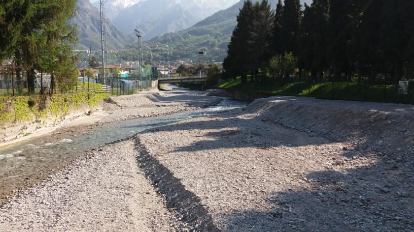 Osservando il torrente verso la sorgente si notano molto bene le anse.