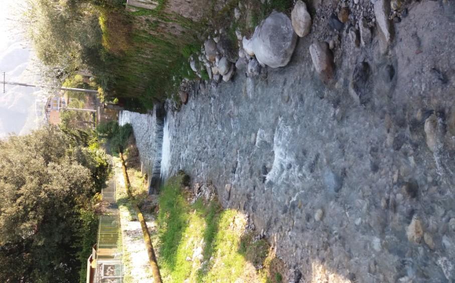 Sul ponte di Motteno abbiamo osservato che nel letto del torrente