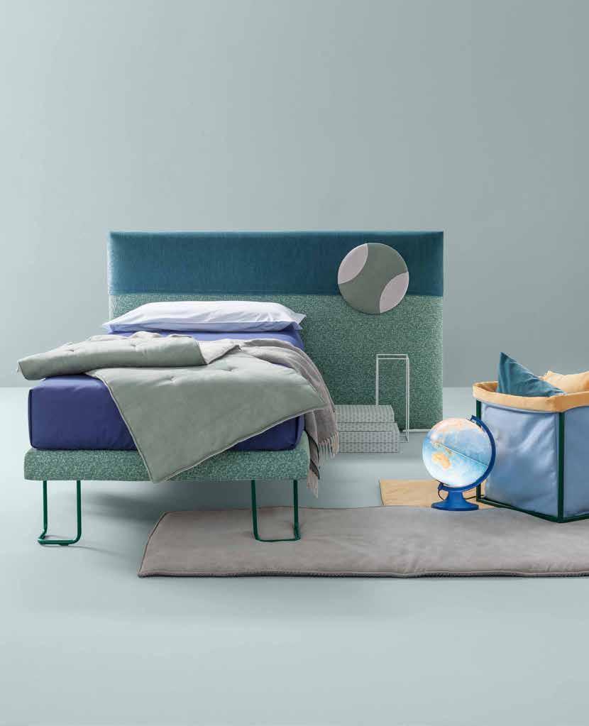 Right sided free-standing bed with Mark feet in metal, bottle green colour. Bside mattress and pillow, bedding set, colours 165 and 3. Ball cover. Duvet 165X65 cm, Pantelleria blanket, colour 10.