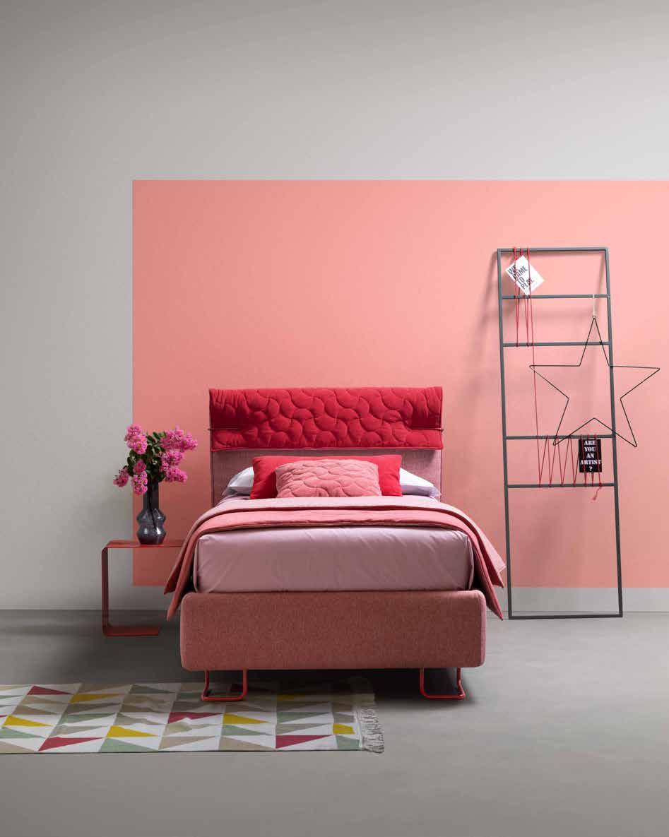 SAMOA MATCH - BEDROOM SPACE LETTI SINGOLI 42 I 43 CLIP Compatto con trapunta Dream e accessorio Gap colore ciliegia con piede Mark in metallo colore ciliegia.