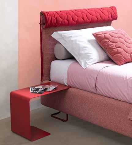 Scaletta colore polvere. Compact bed with Dream quilting and Gap accessory, cherry colour with Mark feet in metal, cherry colour. Bside mattress and pillow, bedding set, colours 243 and 25.