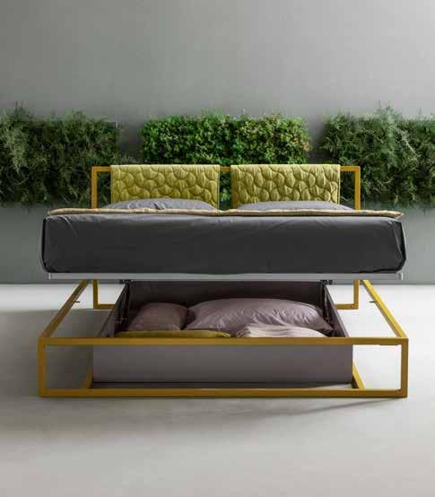 Poltroncina Dori con piede Trim in metallo colore polvere. Bed, olive colour with Dream quilting, with bed lift systems. Bside mattress and pillows, bedding set, colours 01 and 192.