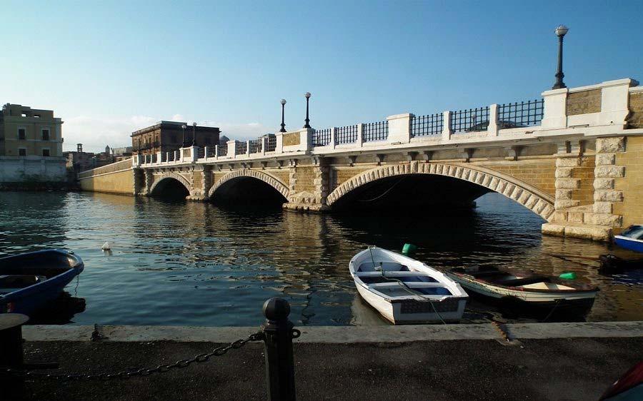PONTE DI PORTA NAPOLI A TARANTO UBICAZIONE E CARATTERISTICHE GEOMETRICHE Il ponte è posto all interno della città di Taranto.