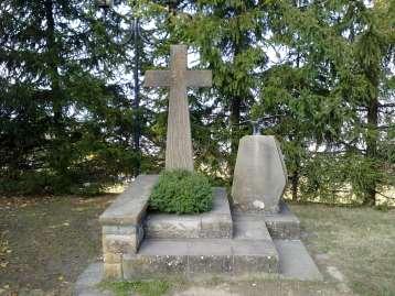 Per non dimenticare Pagine della Nostra Storia Trattasi di una composizione monumentale costituita da una croce di legno ed una lastra di marmo incisa posta su di un sostegno a gradini di pietra.