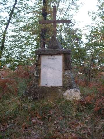 In Memoria dei Caduti per la Cacciata dei Fascisti dal Monte della Castagna Trattasi di una struttura in pietra abitata tra la vegetazione.