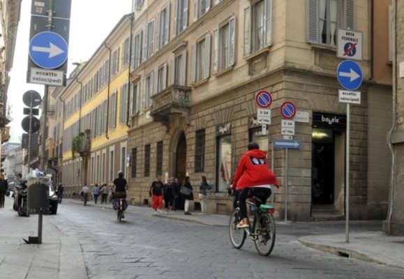 Controsenso ciclabile in carreggiata nei sensi unici veicolari ITALIA Solo a determinate condizioni Parere ministeriale Il controsenso ciclabile in carreggiata nei sensi unici