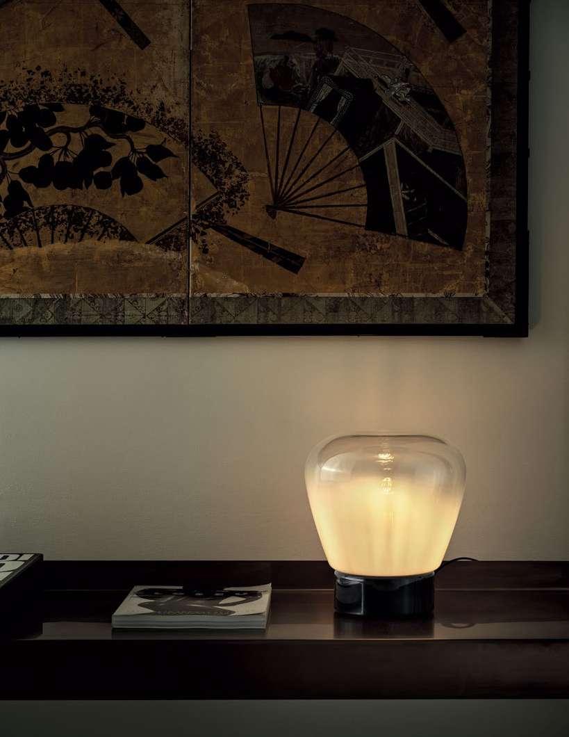 STONE design Marco Corti Collezione di lampade da tavolo e pendenti a luce diffusa in vetro trasparente o decorata e dalle diverse nuances.