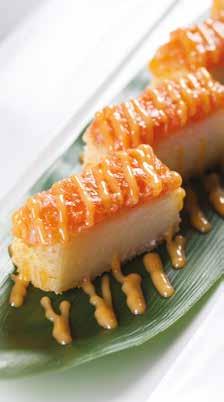 Uramaki Rotolo con riso esterno 107 / Black spicy salmon
