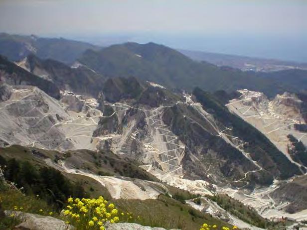 Il sistema acquifero carbonatico delle Alpi Apuane Sorgenti carsiche apuane: relazioni regimi idrologici qualità acqua A seguito di precipitazioni intense le sorgenti mostrano sistematicamente un