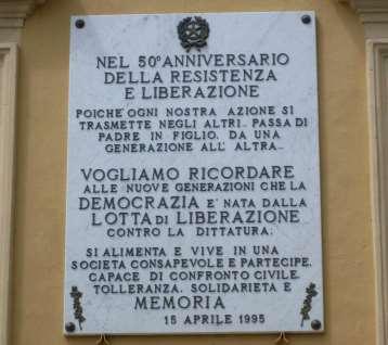 Al Ricordo del 50 anniversario della liberazione Si tratta di una targa di marmo bianco la cui epigrafe in rilievo e sormontata dallo stemma della Repubblica Italiana.