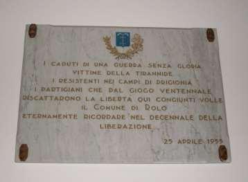Ai Caduti di una Guerra senza Gloria Il manufatto è di marmo bianco e presenta una epigrafe in incavo di colore oro. L'inaugurazione è avvenuta il 25 aprile 1955.