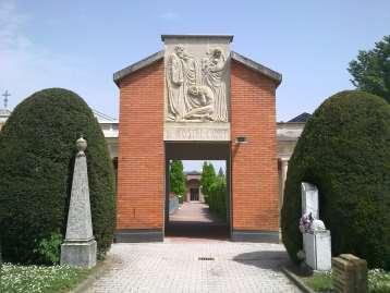 Ai Caduti Si tratta di una cappella in cui sono conservate le spoglie dei caduti partigiani rolesi provenienti dal cimitero di Fabbrico dove erano state tumulare in un primo momento.