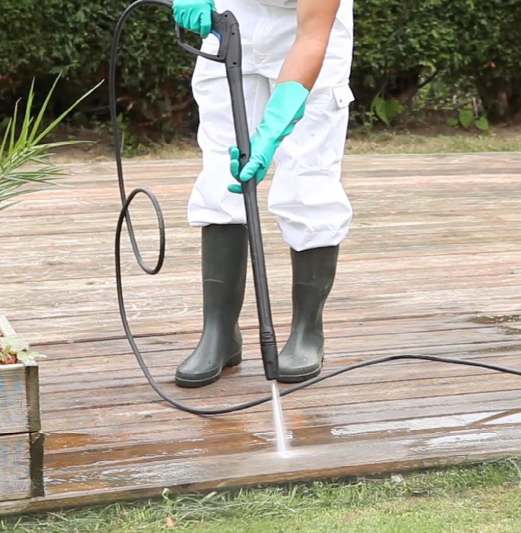 CON LO SPAZZOLONE Diluisci il detergente per legno nell acqua e strofina con lo spazzolone.