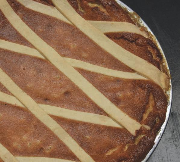 La decorazione a grata di Pastiera dei Decumani pastafrolla sulla pastiera, in numero di sette strisce complessive (quattro in un senso e tre nel senso trasversale)