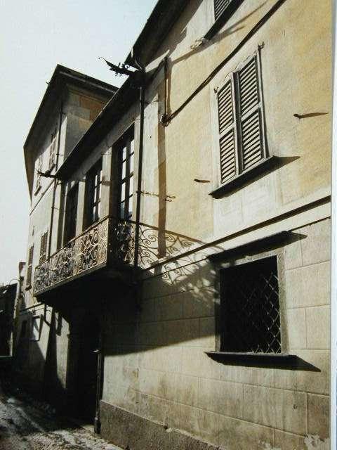 Portale di tipo barocco, sormontato da un balcone. Affresco del pittore Caimi sulla facciata, raffigurante S.Carlo. All'interno decorazione di G.B.Muttoni e anconetta del Valorsa.