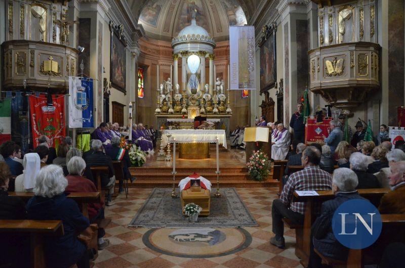 soprattutto uno di noi 3 Questa assemblea è la testimonianza di tutto il bene che noi abbiamo ricevuto grazie all impegno e alla dedizione che don Enrico ha messo nel suo