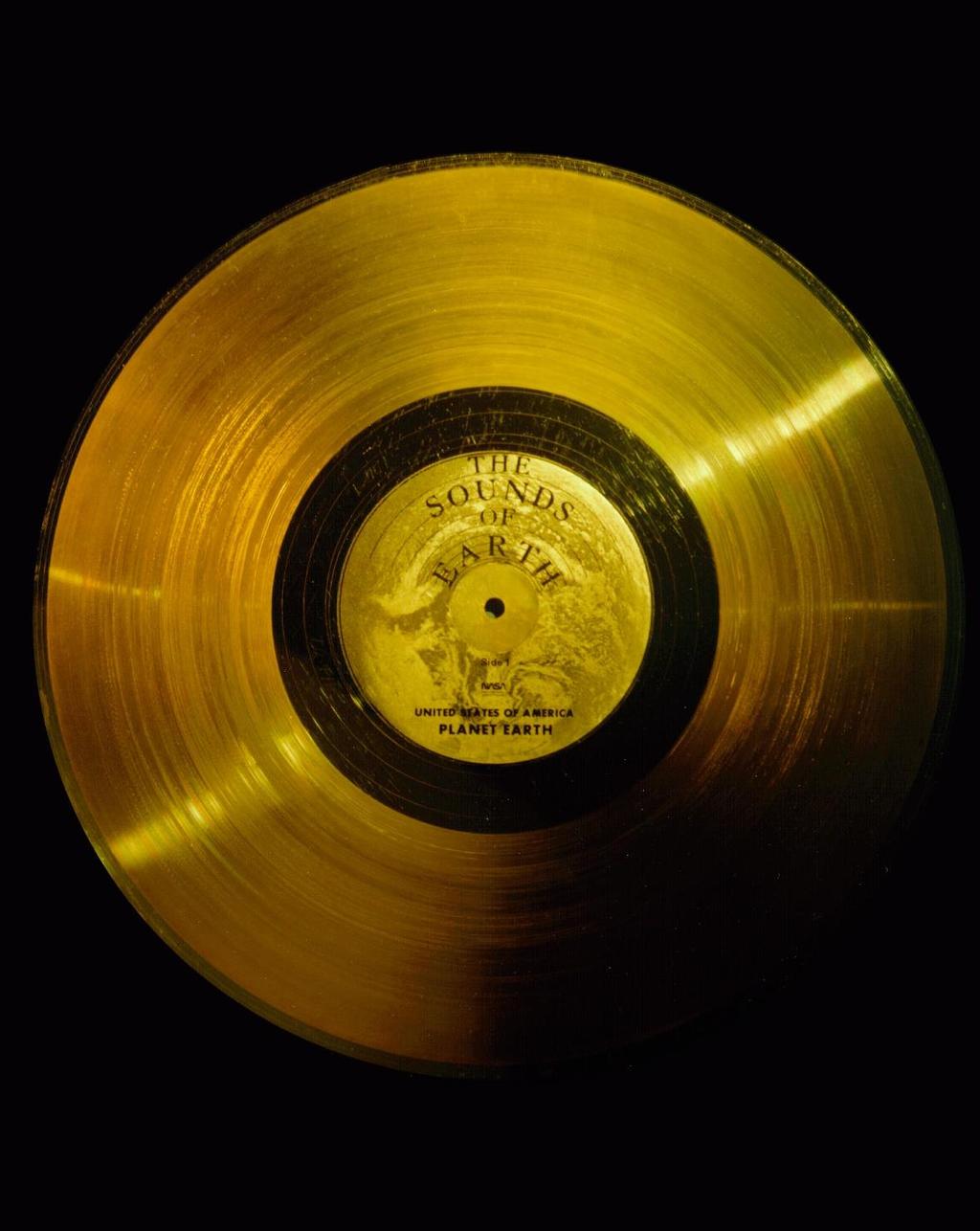 La sonda Voyager 1 A bordo della sonda è stato messo un disco d oro che contiene suoni della natura, musiche e immagini provenienti dalla Terra, come una sorta di messaggio in bottiglia.