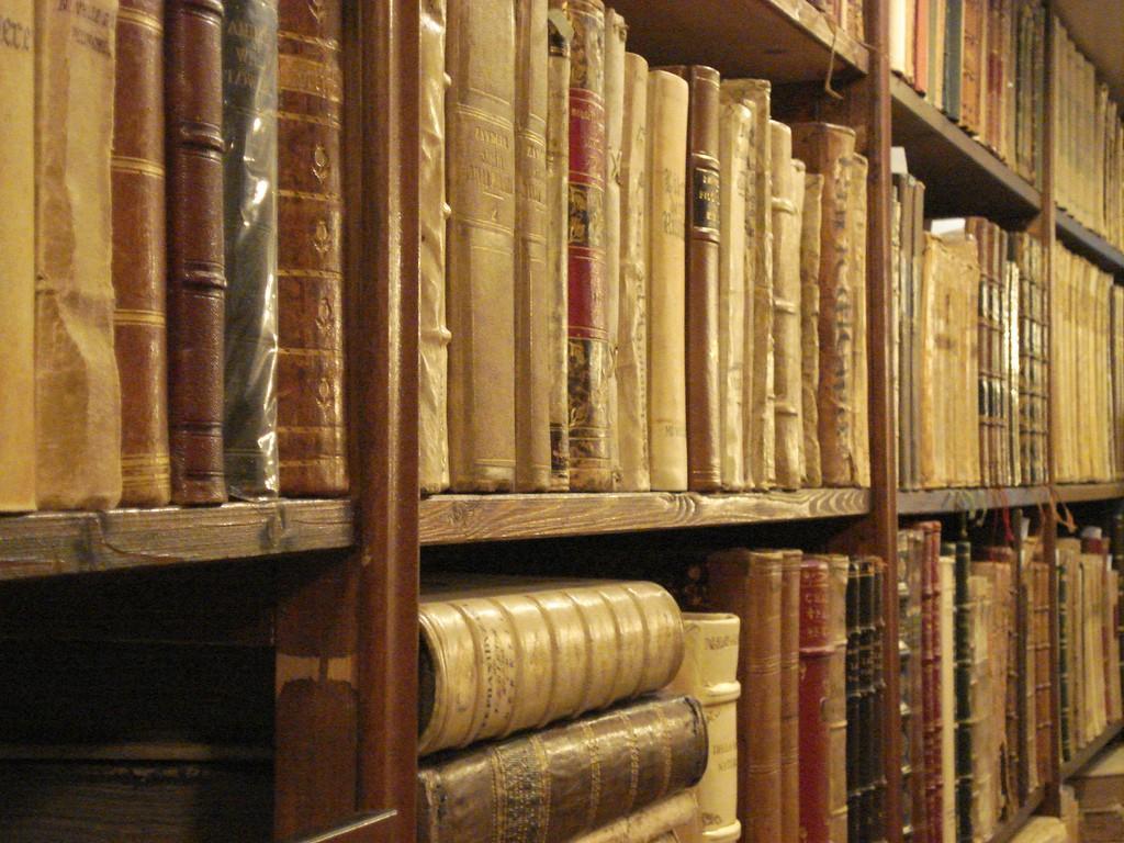 ALLA SCOPERTA DEL FONDO ANTICO La biblioteca di Arco nasconde un tesoro a molti ancora sconosciuto i quasi 50,000 libri del suo Fondo Antico!