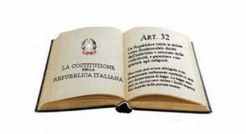 La Costituzione Sono particolarmente rilevanti: L art. 32 in base al quale il diritto alla salute diventa un diritto fondamentale dell individuo e della collettività; L art.