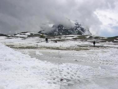 INDAGINI SISMICHE A RIFRAZIONE La metodologia sismica a rifrazione è diffusamente applicata in campo geologico e ingegneristico per la definizione delle caratteristiche geologiche del sottosuolo.