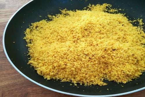 Ecco la ricetta base per la preparazione del couscous: - Mettete il couscous precotto in un recipiente di vetro e conditelo con poco olio.