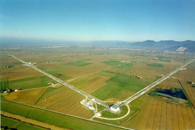 L interferometro Virgo Schema Virgo è un interferometro Michelson con bracci lunghi 3 km, situato a