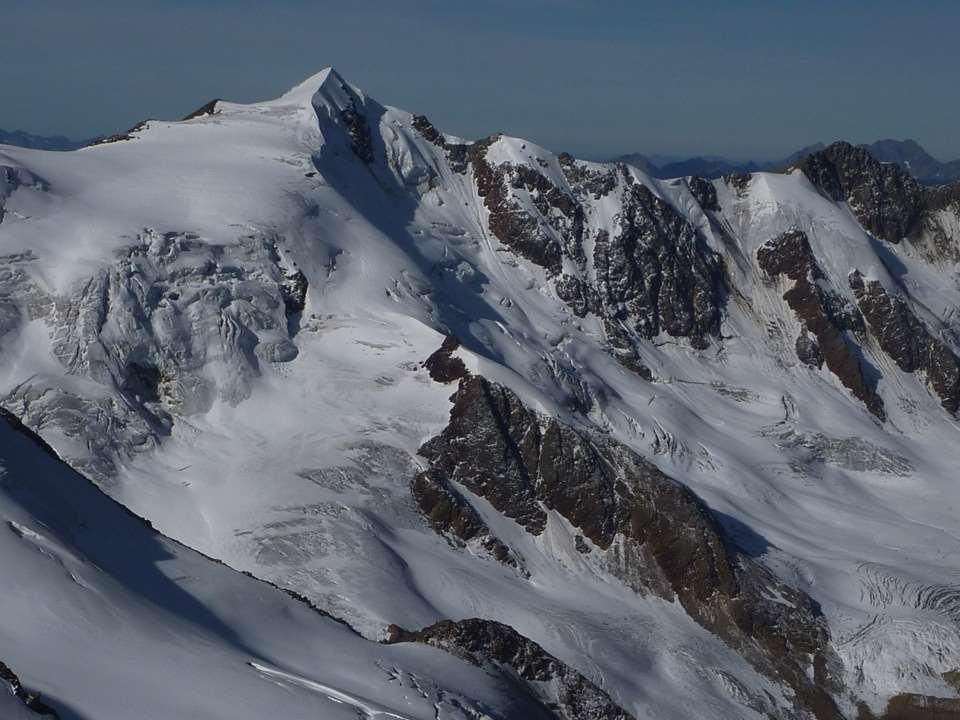 una parte della neve caduta durante l'inverno deve permanere oltre la fine della stagione