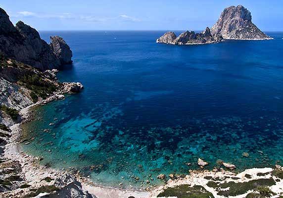 Spiagge bianche, splendide calette con i caratteristici chiringuitos sempre aperti e vita notturna caratterizzano da sempre questa parte dell'isola.