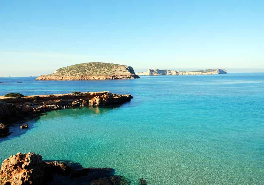 Qui la notte si trascorre in mare, protetti dalla baia di Port Brut oppure di fronte a Cala Vedella o Cala Tarida.