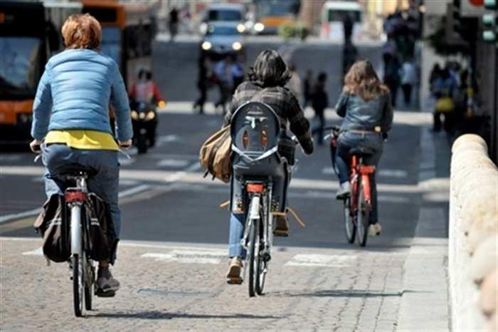 Ciclisti su strade urbane* incidenti, feriti e deceduti serie storica 25-214 Strade urbane del solo comune di Parma Incidenti Deceduti Feriti 25 177 1 167 26 171 4 166 27 22 3 199 28 196 4 193 29 189