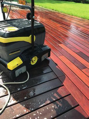 IPÈ PROTAGONISTA Il legno decking scelto dal cliente è stato un Ipè (provenienza sud americana) larghezza 90 mm, spessore 21 mm, lunghezze miste da 900/1200/1500/1800/2100 con sottostruttura in