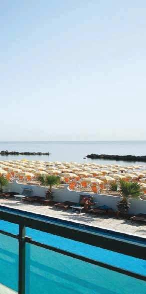 RISTORANTI E BAR Ristorante panoramico climatizzato con splendida vista sul mare; bar centrale e pool bar.
