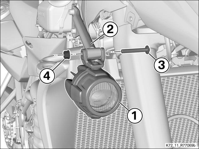 Faro supplementare su supporto M6 x 40 6 Nm (-) Disimpegnare il connettore per l'accessorio speciale Estrarre il connettore dell'accessorio speciale