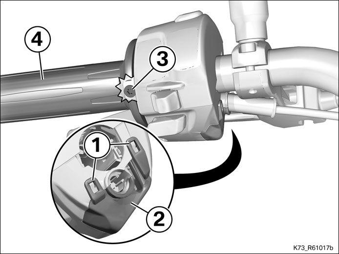 Staccare i connettori (1) e (2). Rimuovere il gruppo manopola (3) dal manubrio insieme all'interruttore combinato.