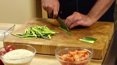 2 Tagliate a listarelle la buccia delle zucchine e mettetela da parte.