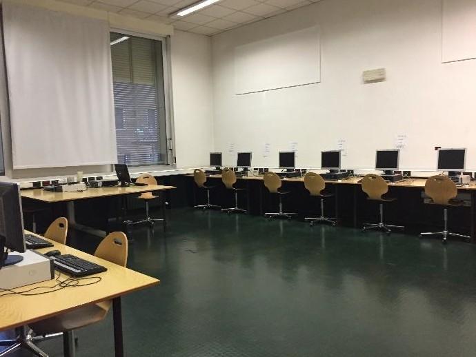 L aula di informatica dispone di circa dodici postazioni di computer e di un grande schermo sul quale,