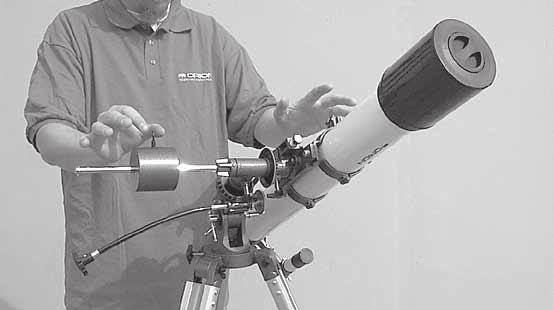 Figura 3b. Il telescopio ora è in equilibrio sull'asse dell'ascensione retta, ossia quando le mani lasciano la presa, la barra di contrappeso rimane orizzontale. Figura 3c.