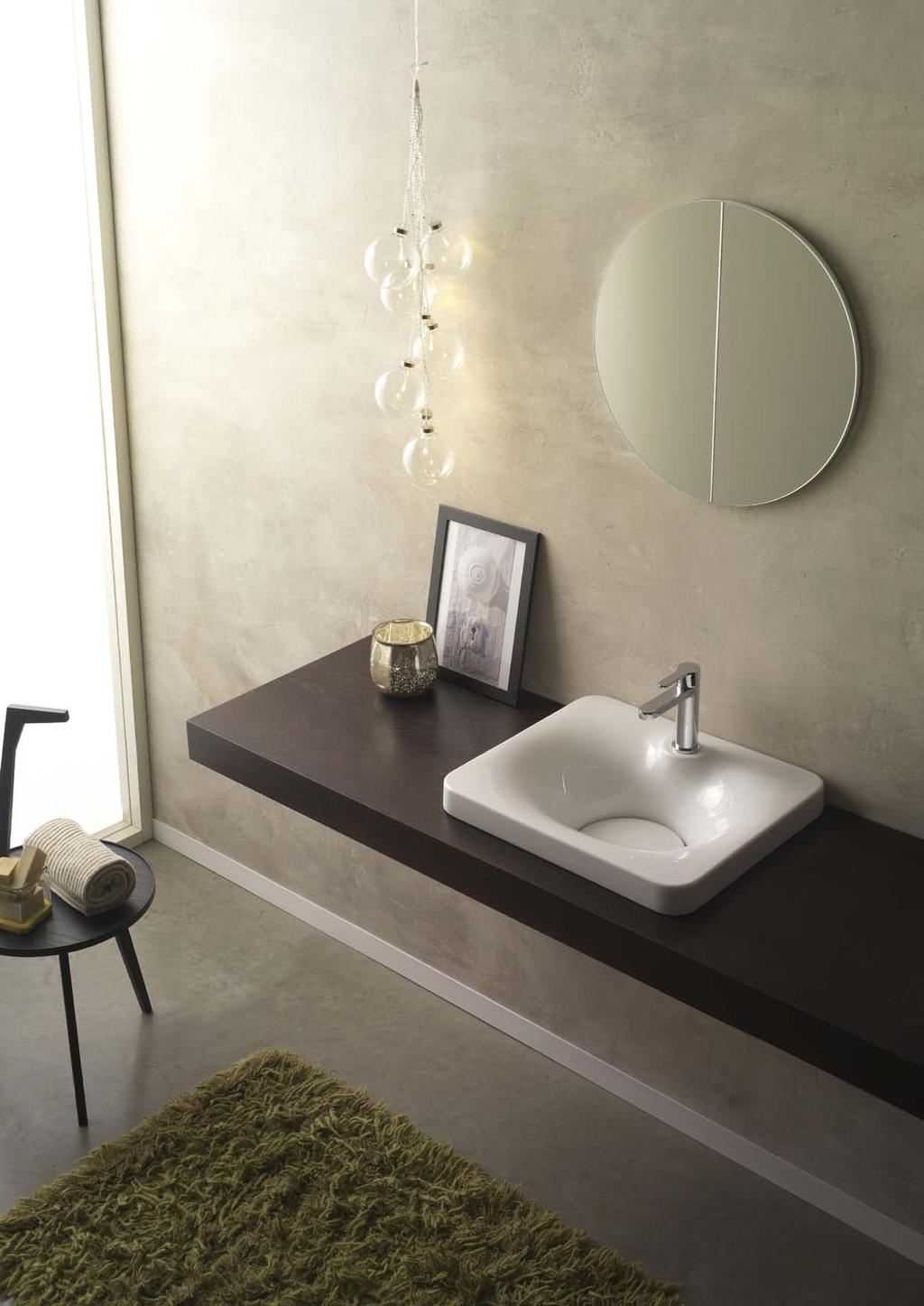 La collezione Fuji di Emo design, composta da lavabo in ceramica, specchio e consolle, è grafica ed essenziale.