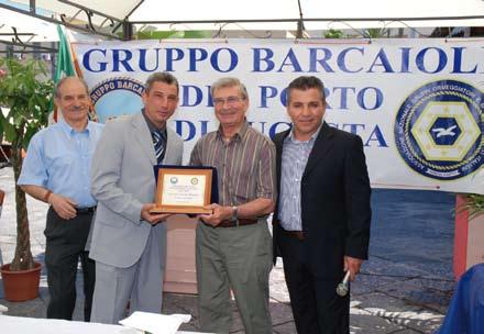 Il comandante del porto di Augusta consegna la targa-ricordo del cinquantenario del Gruppo (con stima e gratitudine) all ex vice capogruppo Giulio Senaglia.