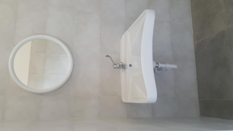 BAGNO DISABILI N 01 Lavabo ceramica bianco N 01 Staffe fisse N 01 Rubinetto collo cigno