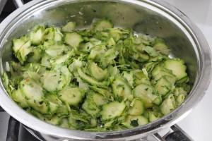 Preparazione 1. Mondate e lavate le zucchine tagliatele a rondelle sottili, tritate la cipolla. 2. Fate soffriggere la cipolla nell olio, unite le zucchine.