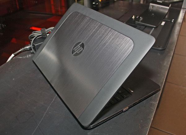 HP ZBOOK 17 Lo ZBook 17 è il top gamma e grazie alle sue dimensioni generose (416 x 272 x 34 mm per un peso di 3.