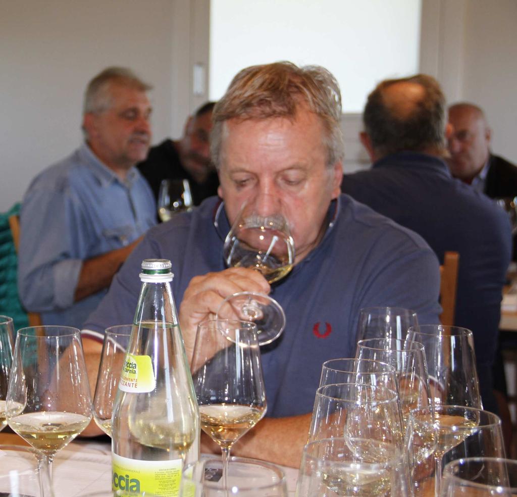Mercoledi 22 ottobre scorso, nella nuova sala di degustazione dell azienda Mauro DRIUS ( pure produttore di grandi vini ) in località Filanda, 20 degustatori altamente professionali si sono cimentati
