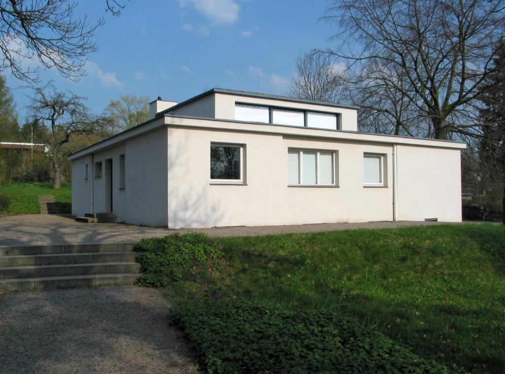 La Haus am Horn di Georg Muche, costruita nei pressi del Bauhaus Weimar nel 1923 Nel 1925 Gropius è costretto a chiudere l istituto di Weimar, per l intervento di personalità influenti del