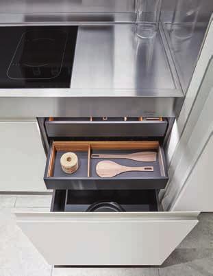 Detail of the floor-to-ceiling profile handle, for easy closing. Kitchen, laundry and storage space can all be completely hidden thanks to the disappearing doors on the New Pocket system.